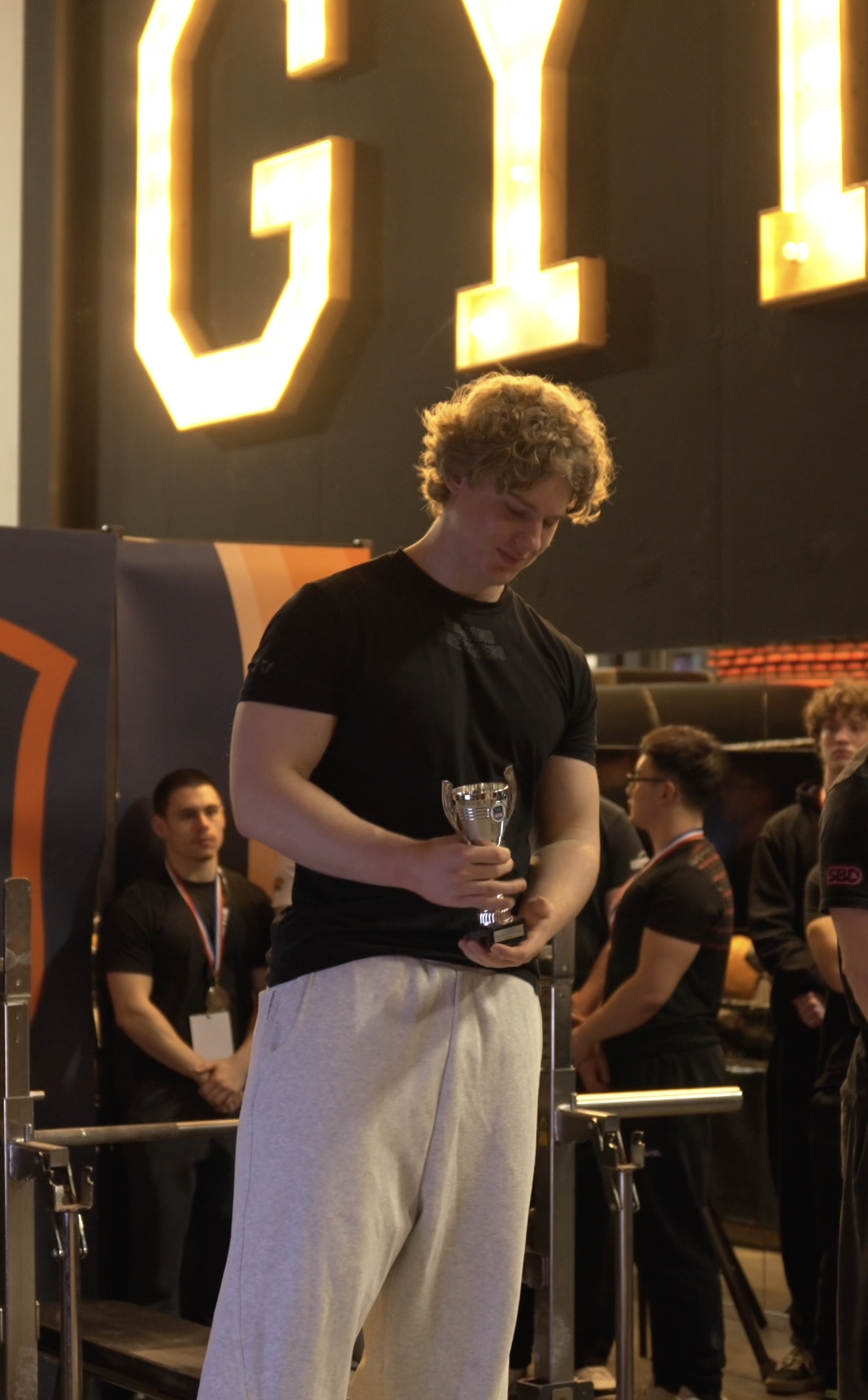 Kay Cakular Met Een Trofee